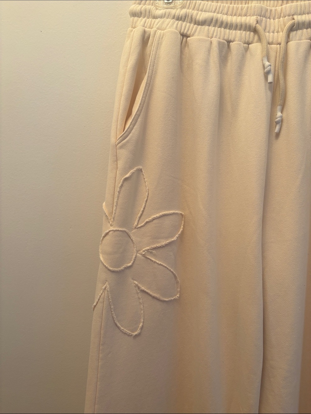 easel | NWT Cream Wide-Leg Drawstring Pants with Daisy Appliqué Sz L - Picture 5 of 11